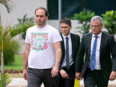 Carlos diz que Bolsonaro faz da prisão lista de pré-candidatos a Senado e governos estaduais pelo PL