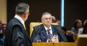 Dino dá 60 dias para os Três Poderes suspenderem penduricalhos