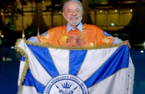 Lula chega à Sapucaí para assistir ao desfile em sua homenagem