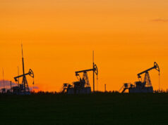 Preço do petróleo dispara mais de 15% e supera US$ 100 com guerra no Oriente Médio