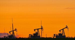 Preço do petróleo dispara mais de 15% e supera US$ 100 com guerra no Oriente Médio