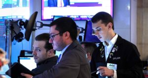 Futuros de NY caem com petróleo acima de US$ 100 e preocupações com inflação