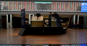 Como investir em ações com Selic em queda e petróleo acima de US$ 100