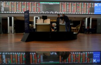 Como investir em ações com Selic em queda e petróleo acima de US$ 100