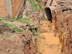Prefeitura inicia ação emergencial para corrigir drenagem irregular na Rua Ébano, no Figueirinha – Prefeitura inicia ação emergencial para corrigir drenagem irregular na Rua Ébano, no Figueirinha
