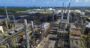 Reajuste da Petrobras no preço do diesel começa a valer neste sábado (14)