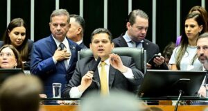 Cai veto de Lula a projeto que reduz a pena de Jair Bolsonaro