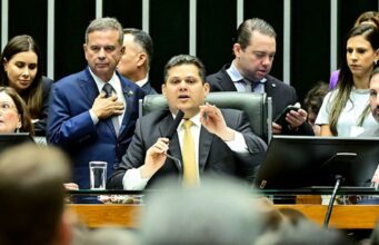 Cai veto de Lula a projeto que reduz a pena de Jair Bolsonaro