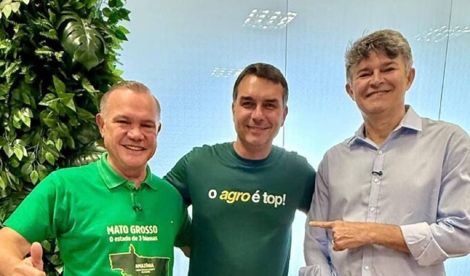 Flávio Bolsonaro promete Ferrogrão, crédito mais barato e anistia em discurso a produtores em Mato Grosso