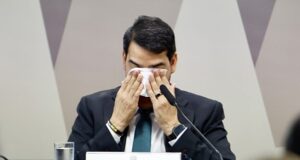 Messias inicia sabatina com voz embargada ao falar da família