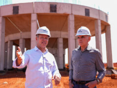 Prefeito recebe fundador da Inpasa e visita canteiro de obras