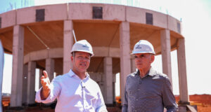 Prefeito recebe fundador da Inpasa e visita canteiro de obras