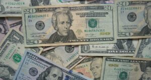Dólar fecha abaixo de R$ 4,90 pela 1ª vez em mais de 2 anos, com Irã e dados dos EUA