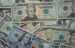 Dólar fecha abaixo de R$ 4,90 pela 1ª vez em mais de 2 anos, com Irã e dados dos EUA
