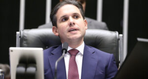 Motta cria comissão especial para discutir fim da jornada 6 X 1