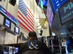 Com dólar abaixo de R$ 5, é hora de investir lá fora? Veja o que analistas recomendam