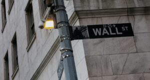 Dow Jones futuro cai e petróleo brent bate US$ 110 com tensão alta entre EUA e Irã