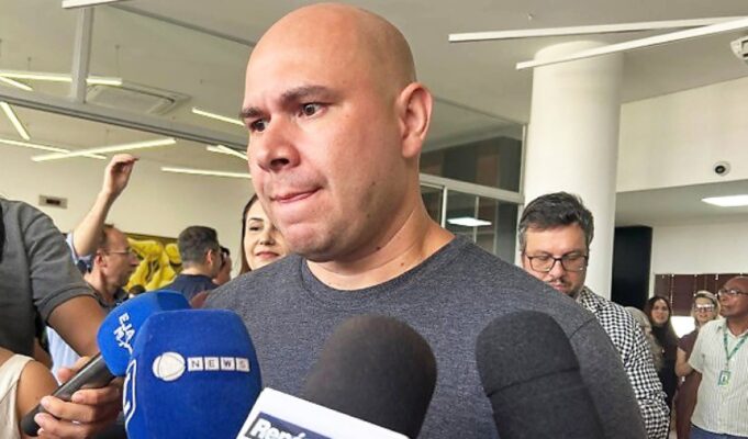 Abílio aponta suspeita de esquema de R$ 80 milhões na Educação