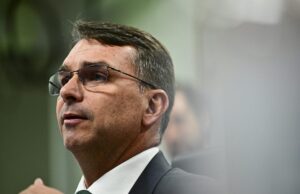 Áudios de Flávio a Vorcaro abalam tentativa de superar desgaste da rachadinha, diz analista do AtlasIntel – CartaCapital