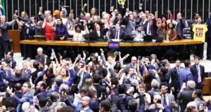 Câmara aprova fim da escala 6×1; texto agora vai para o Senado