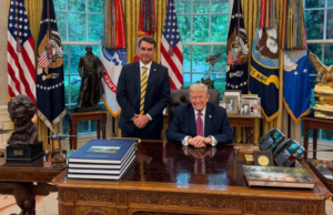 Flávio Bolsonaro visita Casa Branca e diz que pediu a Trump para classificar PCC e CV como terroristas – CartaCapital