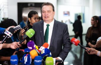 ‘Candidatura nasce na base’, diz Russi, ao por Podemos no centro