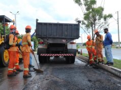 Várzea Grande intensifica manutenção viária com tapa-buracos e patrolamento nesta quarta (6) – Várzea Grande intensifica manutenção viária com tapa-buracos e patrolamento nesta quarta (6)