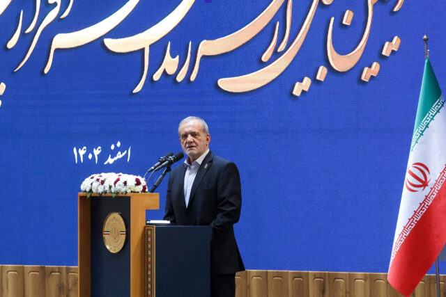 2026-04-01T185614Z_1_LYNXMPEM302S3_RTROPTP_4_IRAN-CRISIS-PEZESHKIAN.jpg