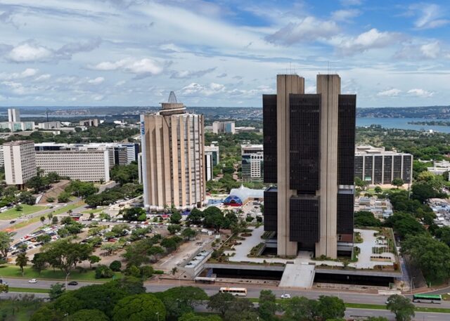 2026-04-23T222149Z_1_LYNXMPEM3M1IN_RTROPTP_4_BRAZIL-ECONOMY-FX.jpg