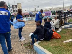 Equipes do Centro Pop distribuem cobertores e levam acolhimento para pessoas em situação de rua