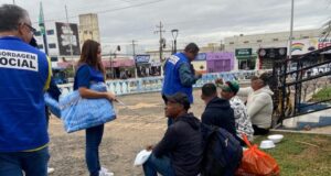 Equipes do Centro Pop distribuem cobertores e levam acolhimento para pessoas em situação de rua