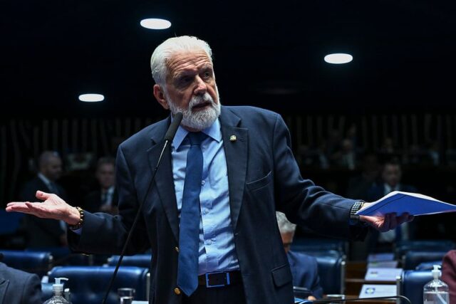 Lider-do-governo-no-Senado-Federal-senador-Jaques-Wagner-PT-BA-em-pronunciamentyo-a-bancada.jpg