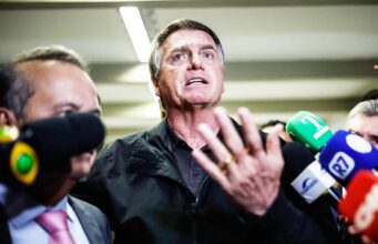 PF faz buscas por armas e munição na casa de Bolsonaro
