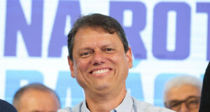 Tarcísio abre 16 pontos de vantagem sobre Haddad em SP, diz Datafolha