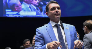 Flávio exalta “selo de acerto” do TSE e reclama da Quaest