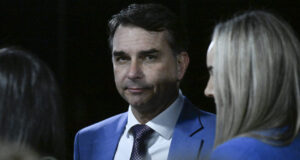 Flávio usará colete à prova de balas em eventos públicos