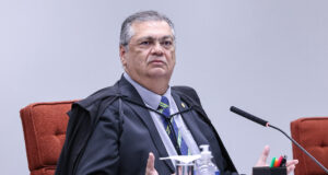 Justiça condena jornalista a prisão por chamar Dino de “governador vagabundo”