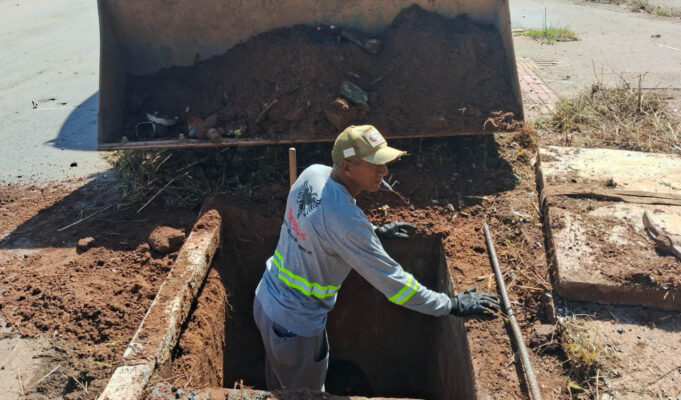 Entre os dias 20 e 25 de julho, equipes executaram serviços de tapa-buracos, patrolamento, limpeza e manutenção de bocas de lobo em bairros e importantes avenidas do município – Entre os dias 20 e 25 de julho, equipes executaram serviços de tapa-buracos, patrolamento, limpeza e manutenção de bocas de lobo em bairros e importantes avenidas do município