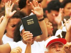 Maioria dos evangélicos do Brasil é de direita; católicos registram empate