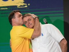 Defesa de Bolsonaro contesta proibição a visitas de Flávio