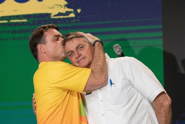Flavio-Bolsonaro-e-Jair-Bolsonaro.jpg