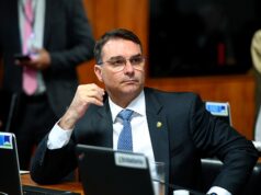 Flávio Bolsonaro presta depoimento por escrito e diz que não caluniou Lula
