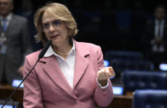 Damares acusa CGU de ensinar a votar 13 em vídeo com urna eletrônica