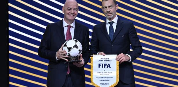 gianni-infantino-presidente-da-fifa-ao-lado-de-aleksander-ceferin-presidente-da-uefa-1771529216393_v.jpeg