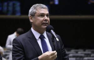 Lindbergh pede a Moraes a revogação da prisão domiciliar de Bolsonaro após carta a Flávio – CartaCapital