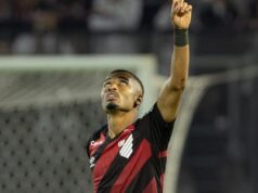 Athletico vira em 5 minutos sobre São Paulo e deixa rival pressionado