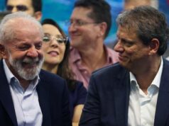 Lula e Tarcísio oficializam candidaturas; PL lança Michelle ao Senado