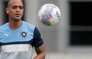 Ex-atacante do Botafogo morre após queda de muro em ventania no Rio