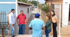 Prefeita Flávia Moretti vistoria obra do Beco do Alameda: “Há 40 anos ninguém olha para cá e agora está resolvendo”, diz presidente do bairro – Prefeita Flávia Moretti vistoria obra do Beco do Alameda: “Há 40 anos ninguém olha para cá e agora está resolvendo”, diz presidente do bairro