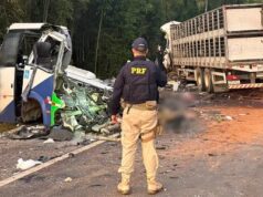 Acidente com micro-ônibus e carreta deixa ao menos 23 mortos na BR-373